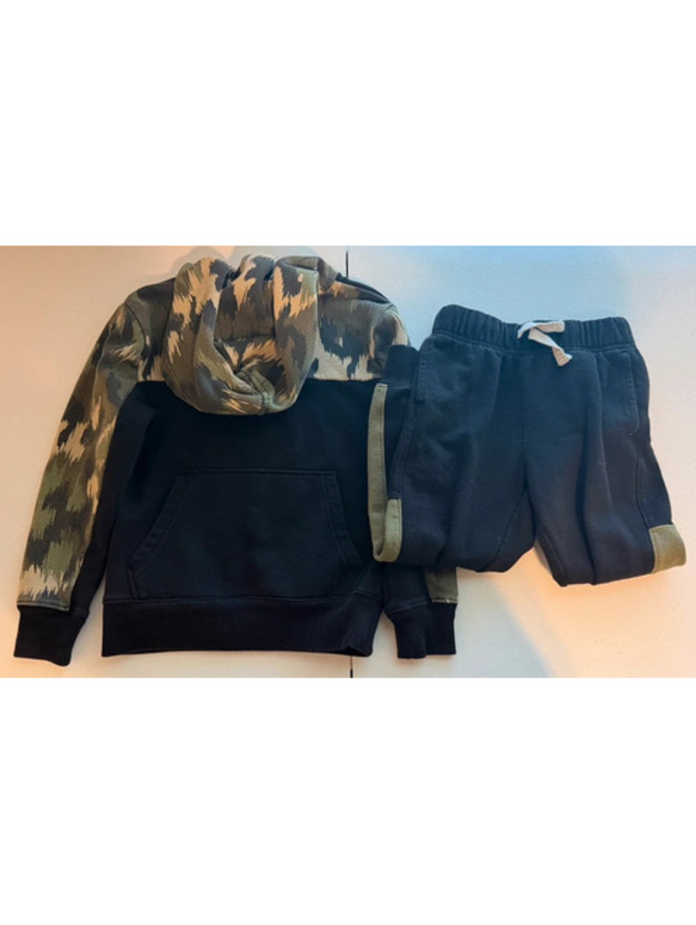The Children's Place Boys Size 5/6 Camo Hoodie and Sweatpants Set